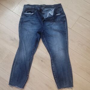 Judy Blue Ankle Cropped Blue Jeans